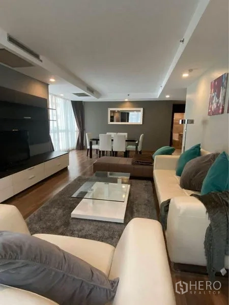 公寓 出租在Pathum Wan, Bangkok - 客厅望向餐区，电视墙和大面积窗户