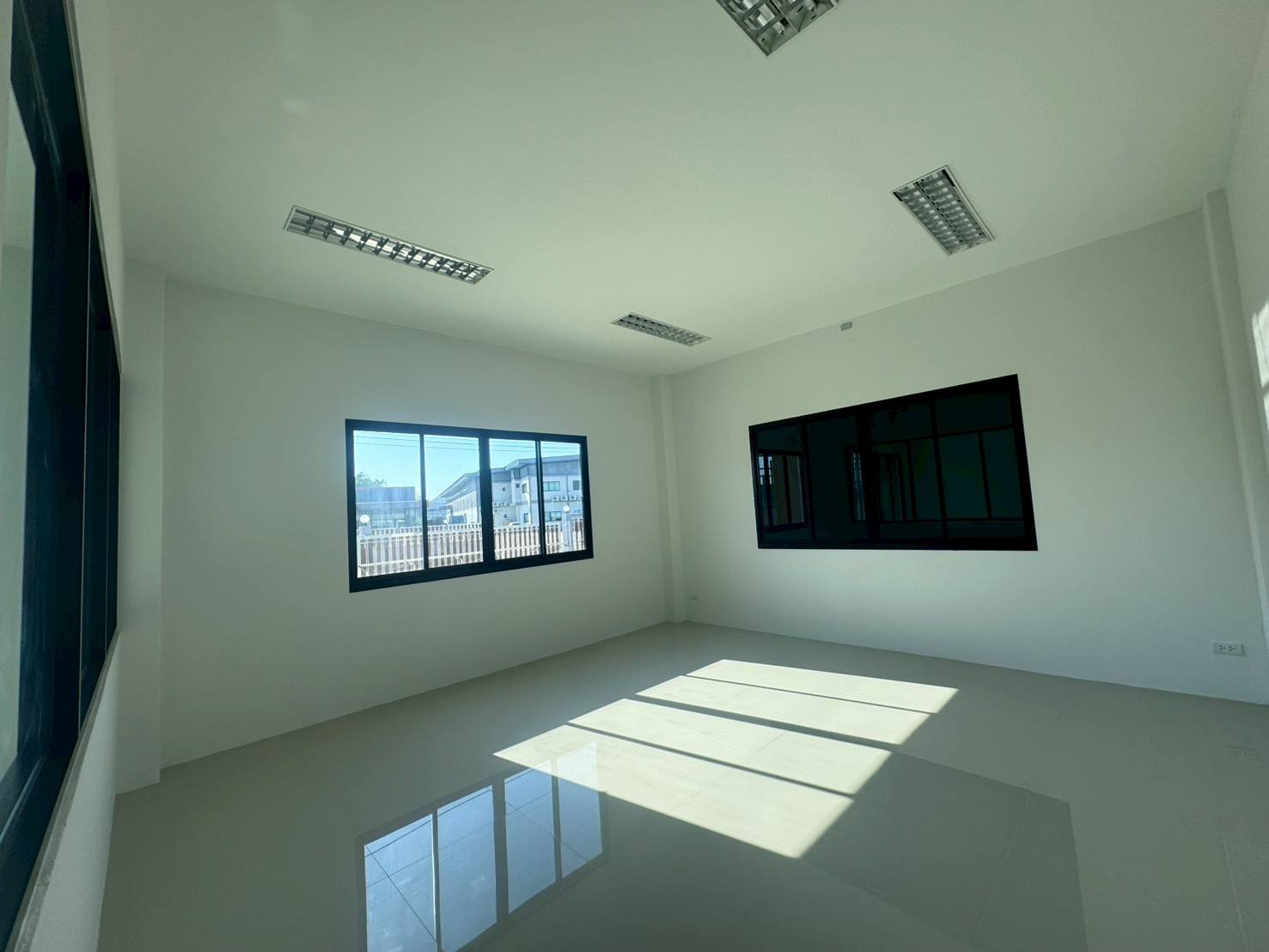 โรงงาน ขายในMueang Samut Sakhon, Samut Sakhon - ห้องสำนักงานสว่าง ผนังกระจก หน้าต่างบานใหญ่ และพื้นกระเบื้องเงางาม