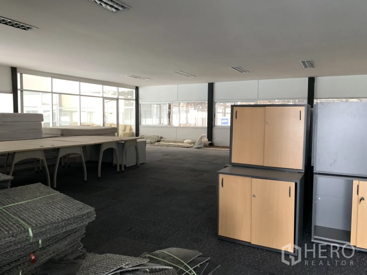 Retail Space for rent in Lam Luk Ka, Pathum Thani - Spacious upper level with large windows, ceiling lights and storage cabinets.