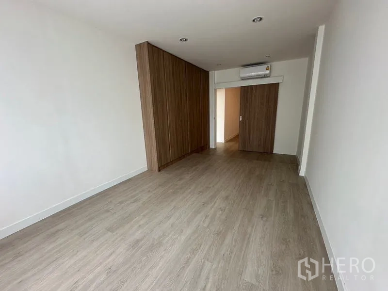 带办公室的家 出租在Khlong Toei, Bangkok - 大型多功能房，浅木地板、推拉门与空调。
