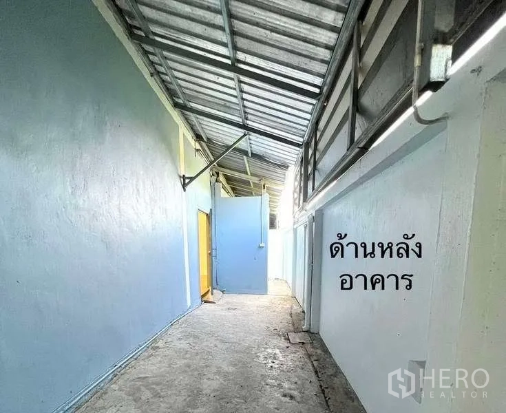 โรงงาน ให้เช่าหรือขายในMueang Samut Sakhon, Samut Sakhon - ทางเดินบริการด้านหลังอาคาร มีหลังคาคลุมสำหรับขนถ่าย