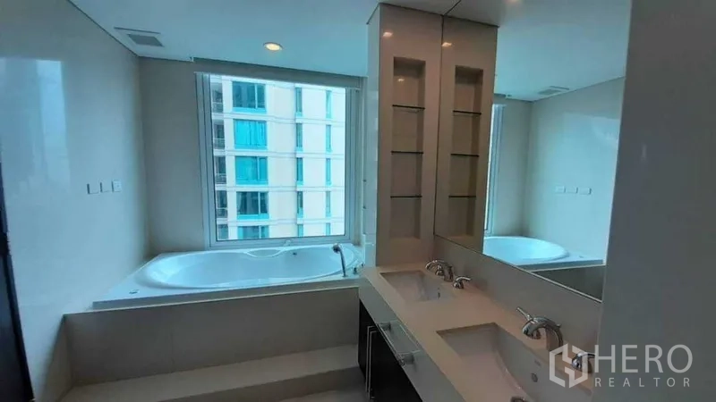 公寓 出租在Pathum Wan, Bangkok - 明亮浴室，双台盆与窗边浴缸