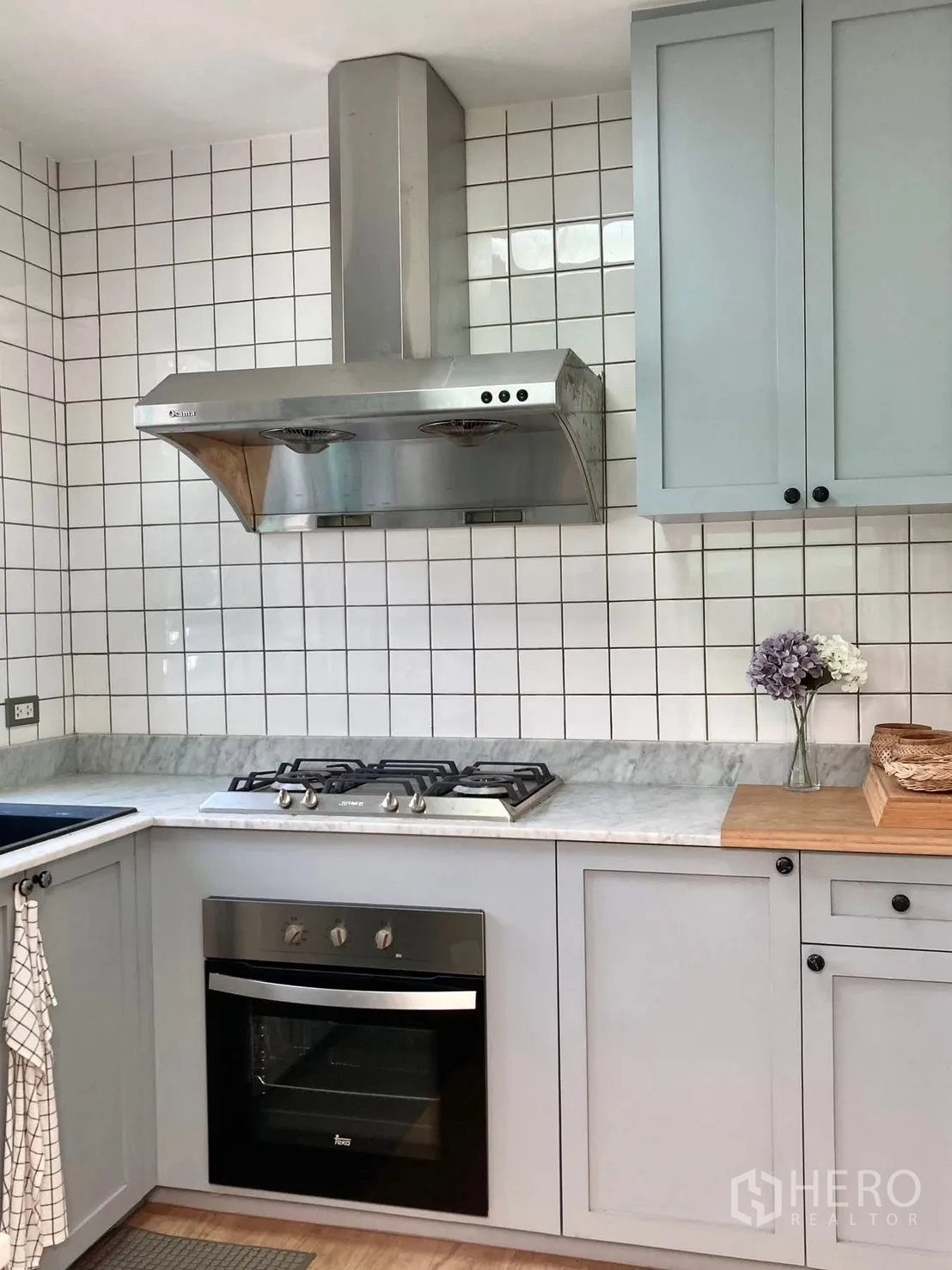 บ้านเดี่ยว for rent in Prawet, Bangkok - รายละเอียดครัวพร้อมเตาแก๊ส เตาอบ และตู้แขวนสีเทา