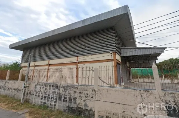 货栈 出租在Bang Phli, Samut Prakan - 邦普里金属板外墙、高屋顶与围墙的仓库街景
