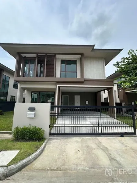 独立式住宅 出租在Bang Kapi, Bangkok - 现代两层独立屋，带入户电动门与可停两辆车的有顶车位，位于Burasiri Krungthep Kreetha。