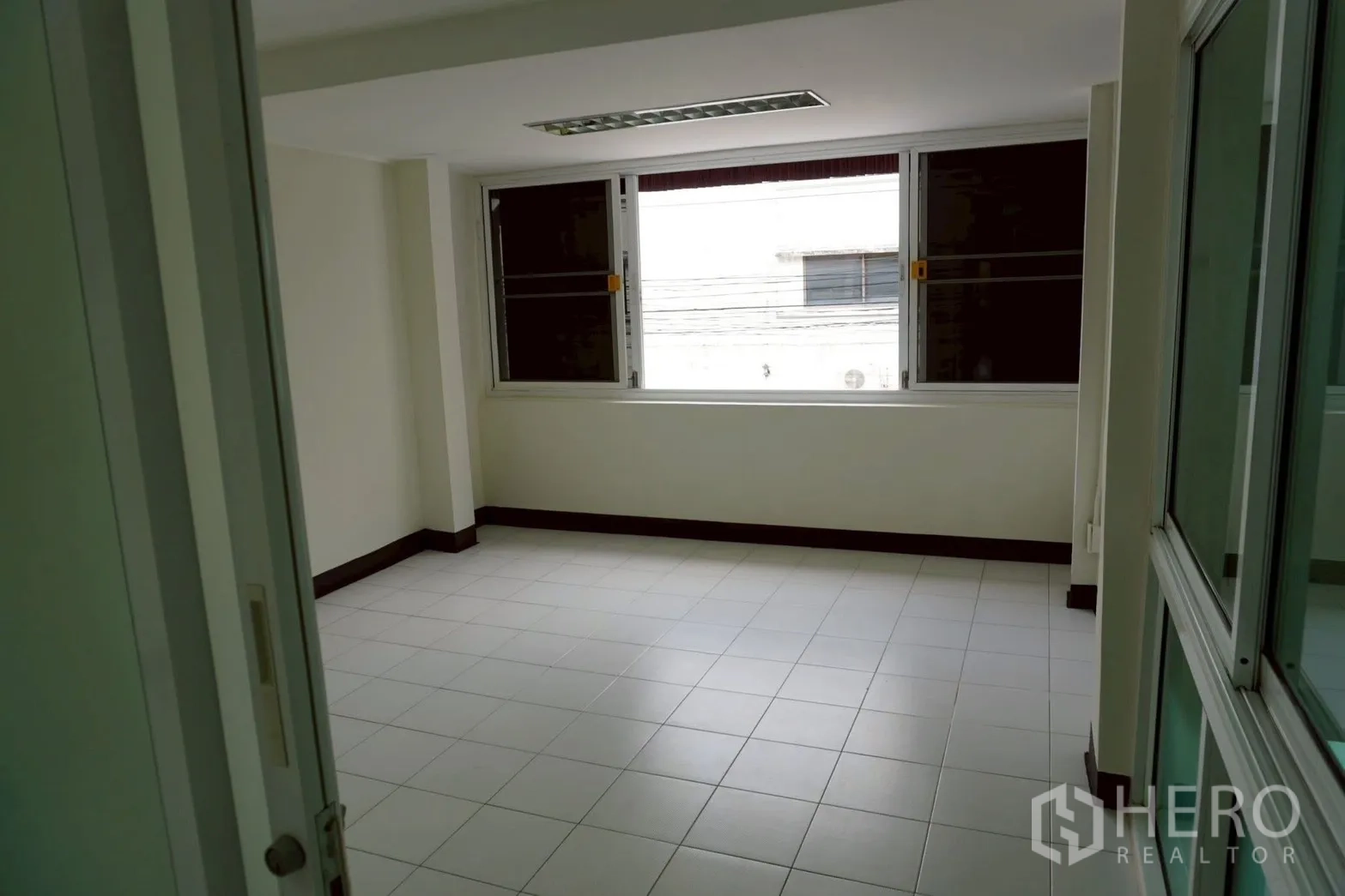 带办公室的家 for rent in Watthana, Bangkok - 明亮办公室，白色地砖与宽窗。