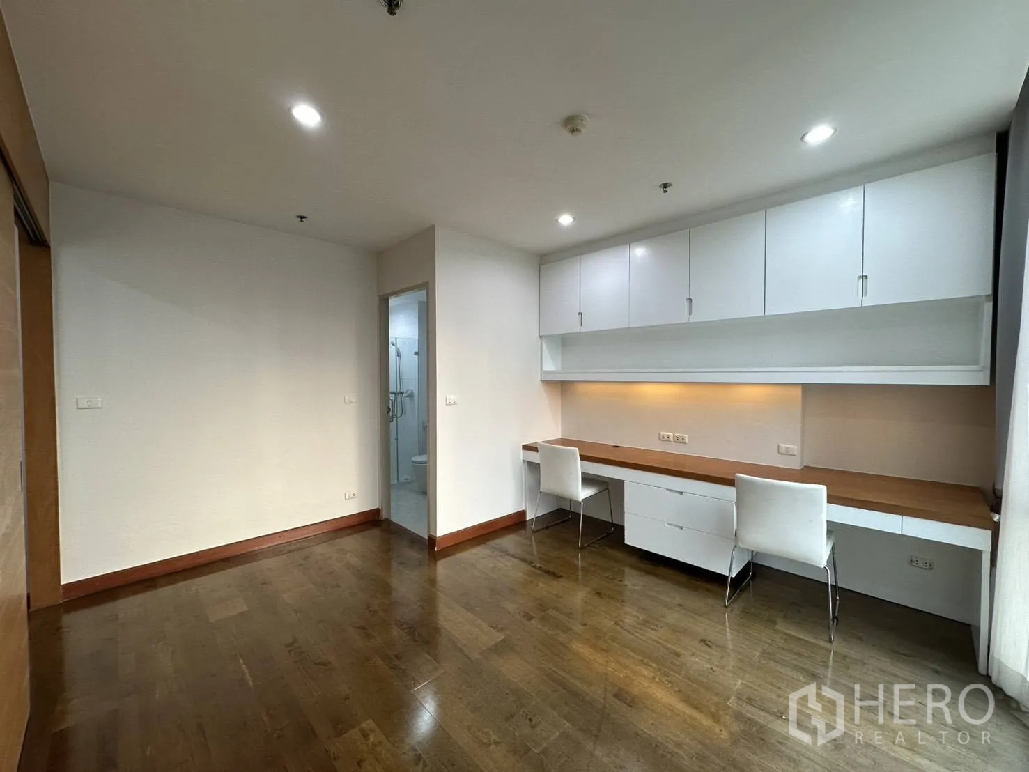 公寓 for rent in Watthana, Bangkok - 多功能房配长条内置工作台、顶柜，并有通往浴室的门。