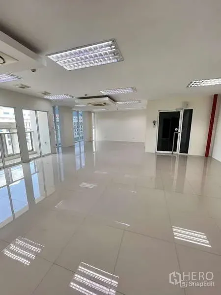 办公空间 出租在Chatuchak, Bangkok - 明亮的开放式办公室，抛光瓷砖地面、LED面板灯、嵌入式空调与大窗户，位于曼谷乍都节。