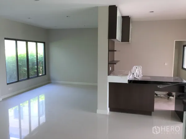 独立式住宅 出租或出售在Prawet, Bangkok - 开放式客餐厅，落地窗与吧台分区。