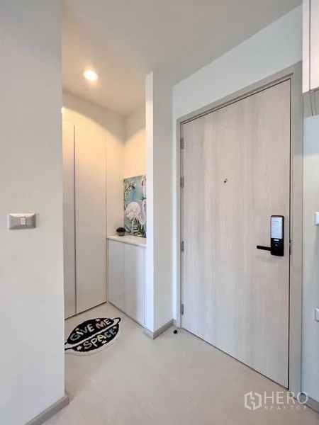 Condominium for rent or sale in Khlong Toei, Bangkok - Entryway with light wood door, built-in storage cabinet and digital lock.