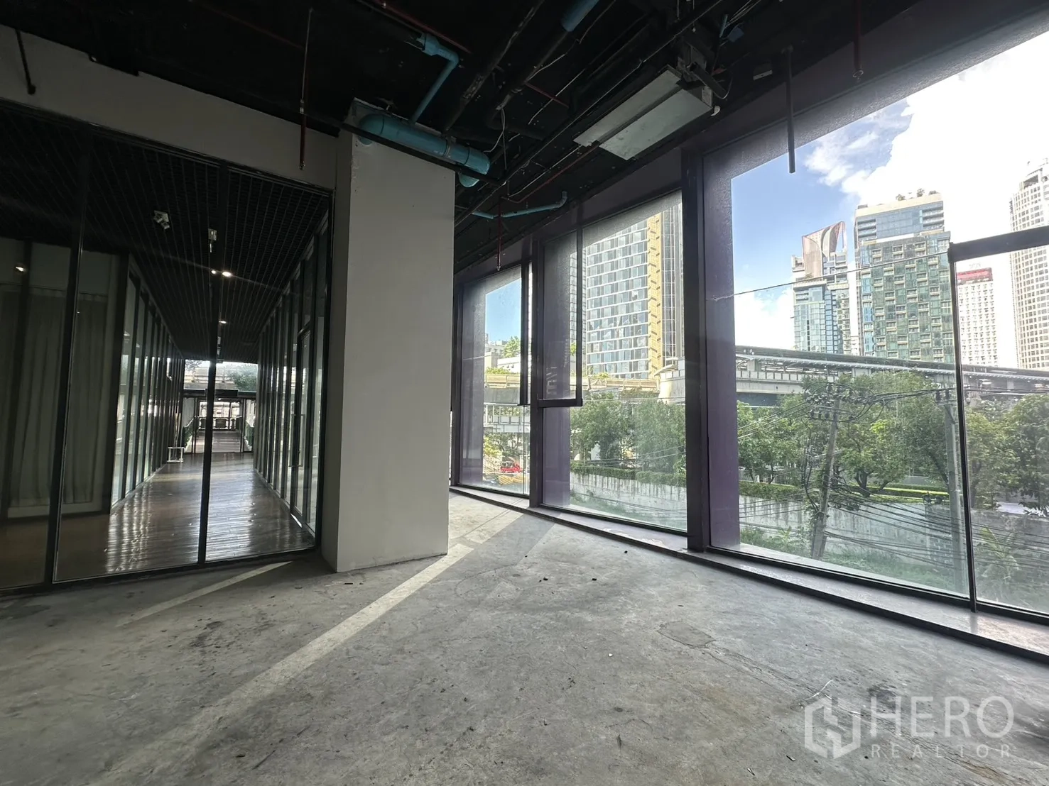零售空间 for rent in Khlong Toei, Bangkok - 明亮空间，整面玻璃可俯瞰城市天际线。