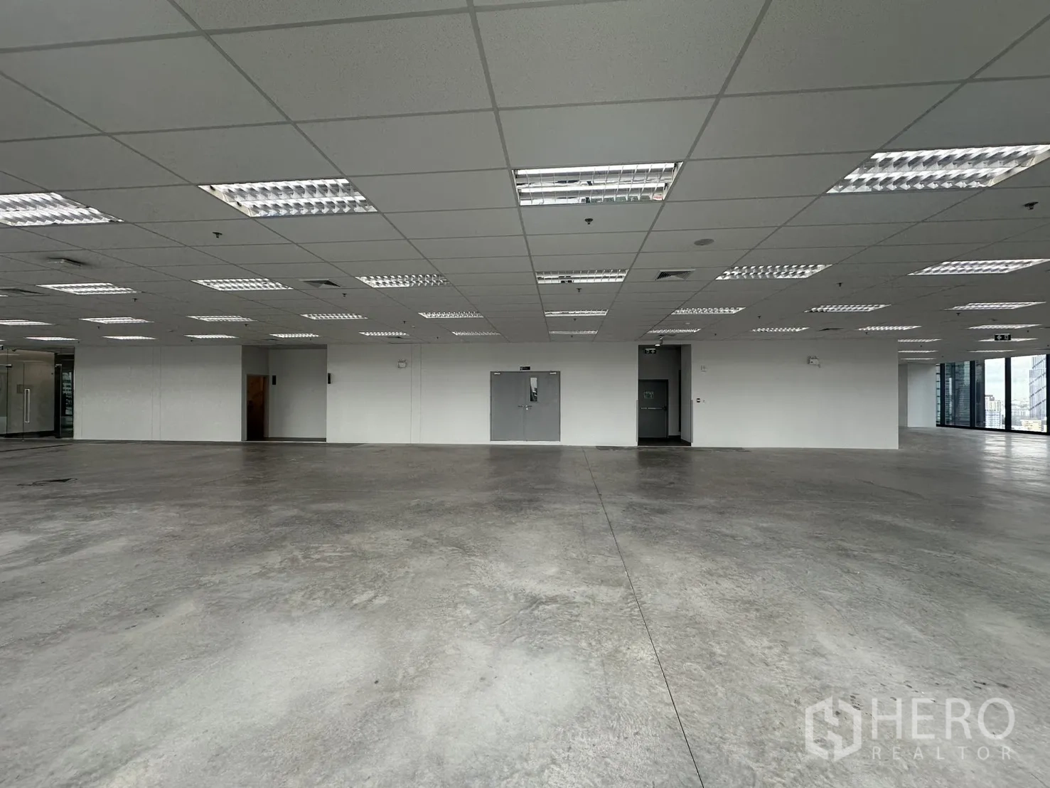 ออฟฟิศ for rent in Ratchathewi, Bangkok - โซนแกนกลางอาคารมีประตูบริการหลายบานภายในพื้นที่เปิดโล่ง