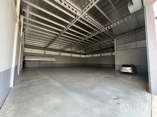 Factory for rent or sale in Lam Luk Ka, Pathum Thani - Column-free warehouse interior showing smooth floor and ventilation louvers along the walls.