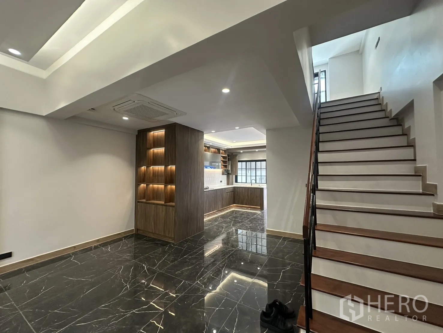 家庭办公室 for rent in Watthana, Bangkok - 开放空间铺黑色大理石质感地面并设楼梯。