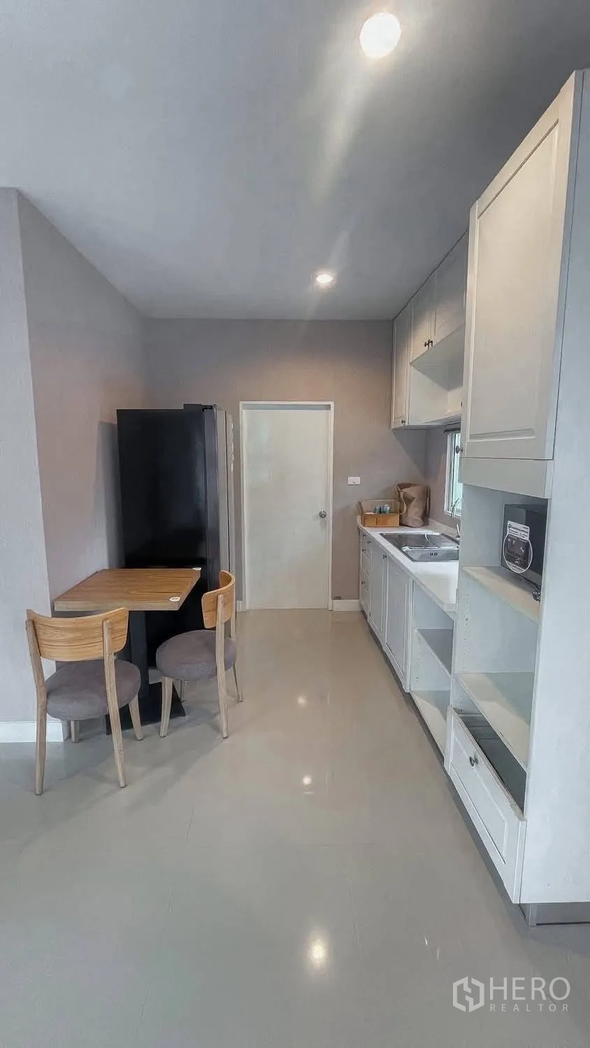 บ้านเดี่ยว for rent or sale in Saphan Sung, Bangkok - ครัวรูปแกลเลอรีพร้อมตู้ อ่างล้างจาน ตู้เย็น และโต๊ะทานอาหารเล็ก.