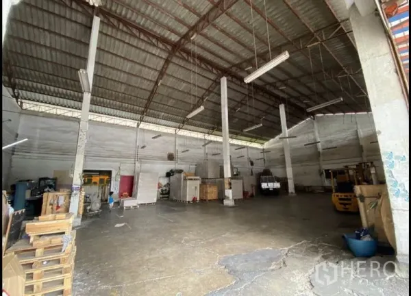 คลังสินค้า ให้เช่าในBang Khun Thian, Bangkok - พื้นโกดังแบบโอเพ่นสเปซ หลังคาช่วงกว้าง เสากลาง รองรับรถโฟล์คลิฟต์และรถบรรทุก