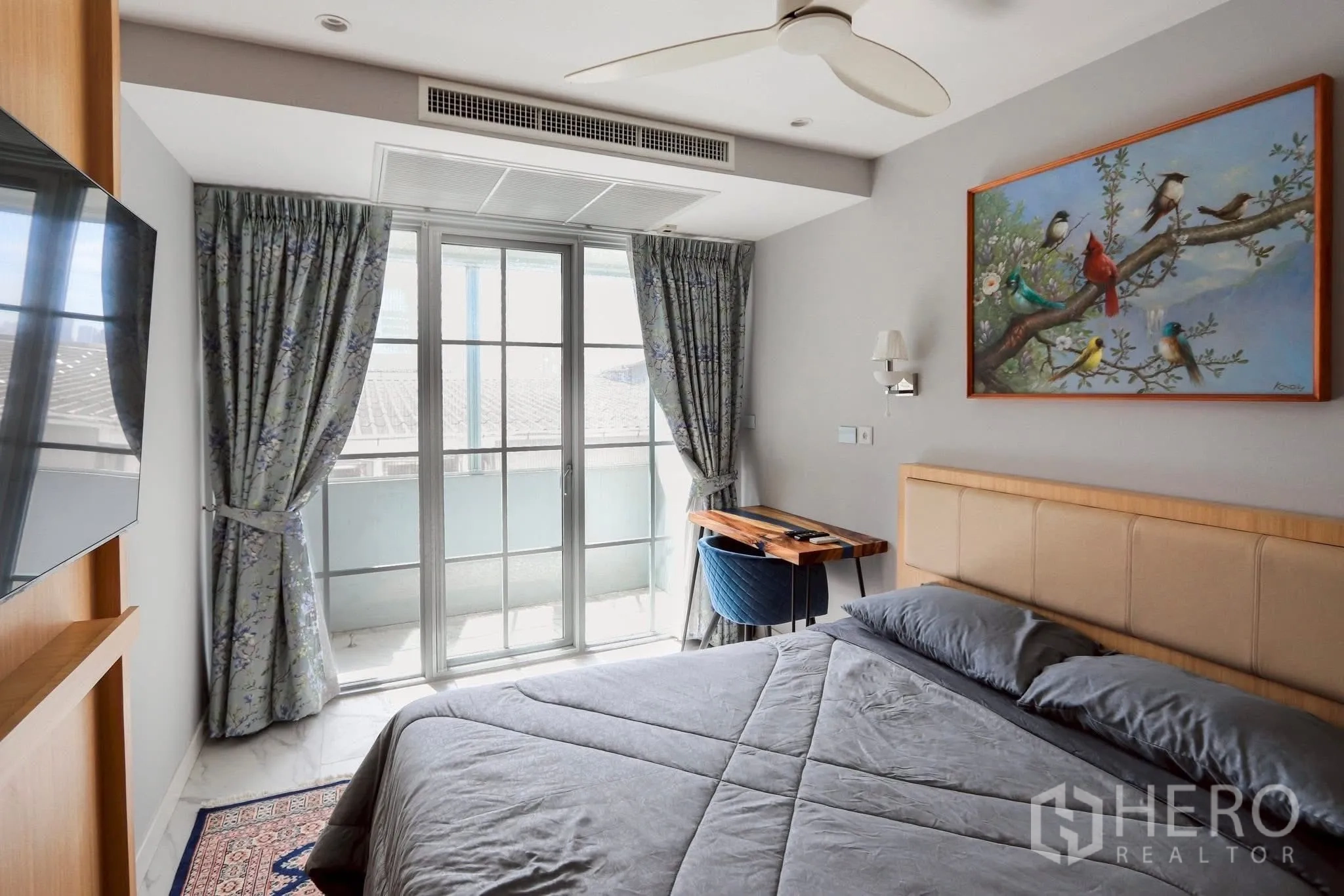 公寓 出租在Pathum Wan, Bangkok - 采光卧室，通阳台，吊扇与小型书桌。