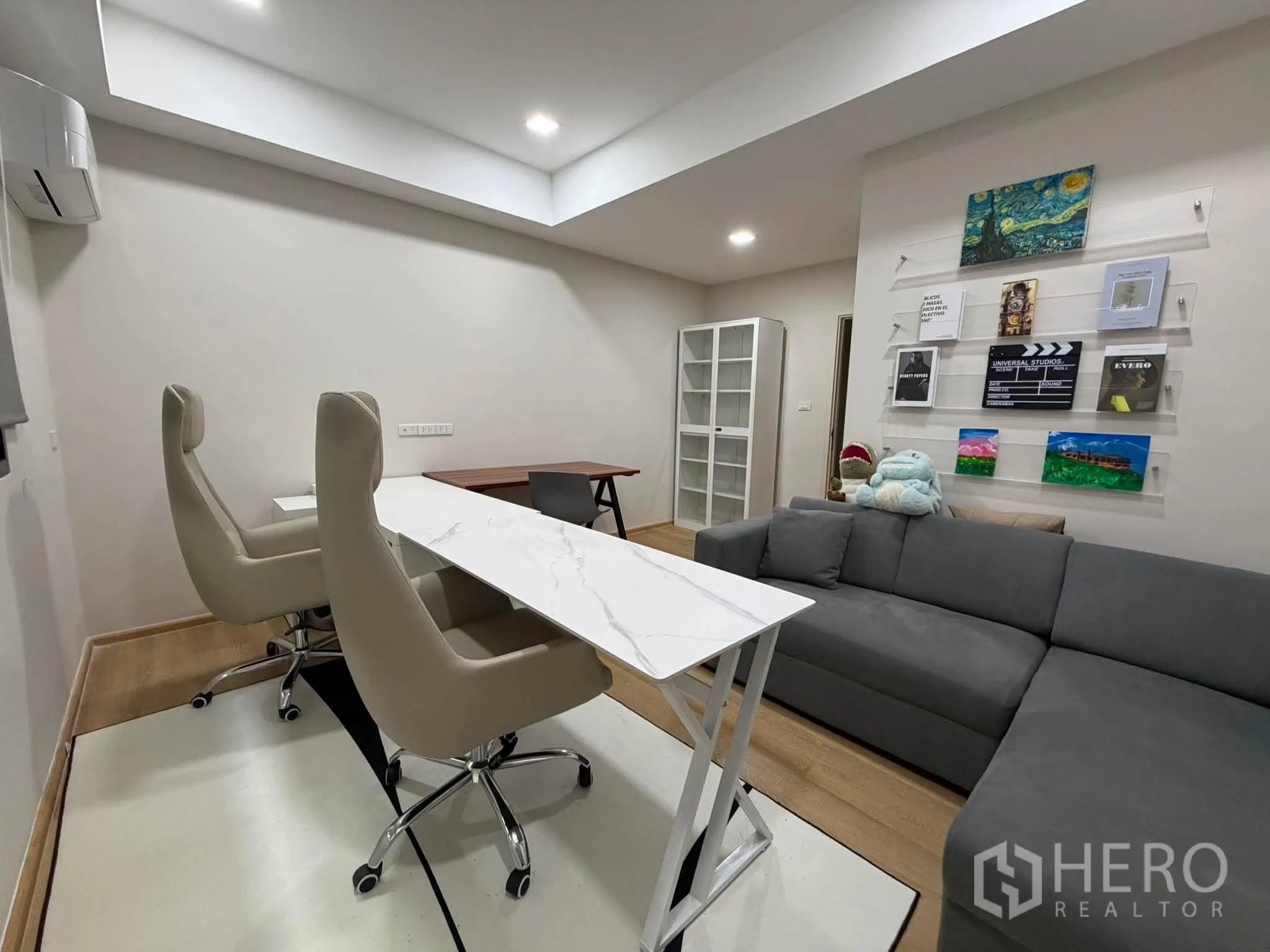 家庭办公室 for rent in Phra Khanong, Bangkok - 办公休闲区，大理石面桌、沙发与墙面展示。