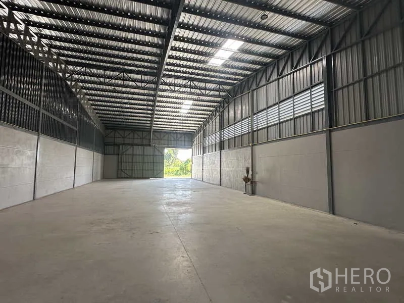 Warehouse for rent in Bang Bua Thong, Nonthaburi - Deep warehouse bay with high ceiling and clear-span floor ideal for racking systems.