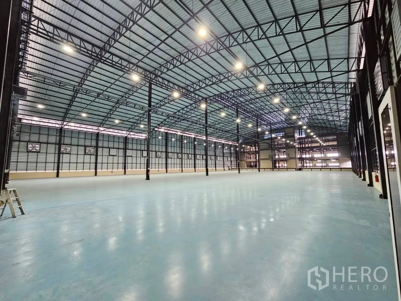 โรงงาน for rent in Si Racha, Chon Buri - ฮอลล์ผลิตภัณฑ์ขนาดใหญ่ เพดานทรัสเหล็กสูง และพื้นรับน้ำหนักหนัก