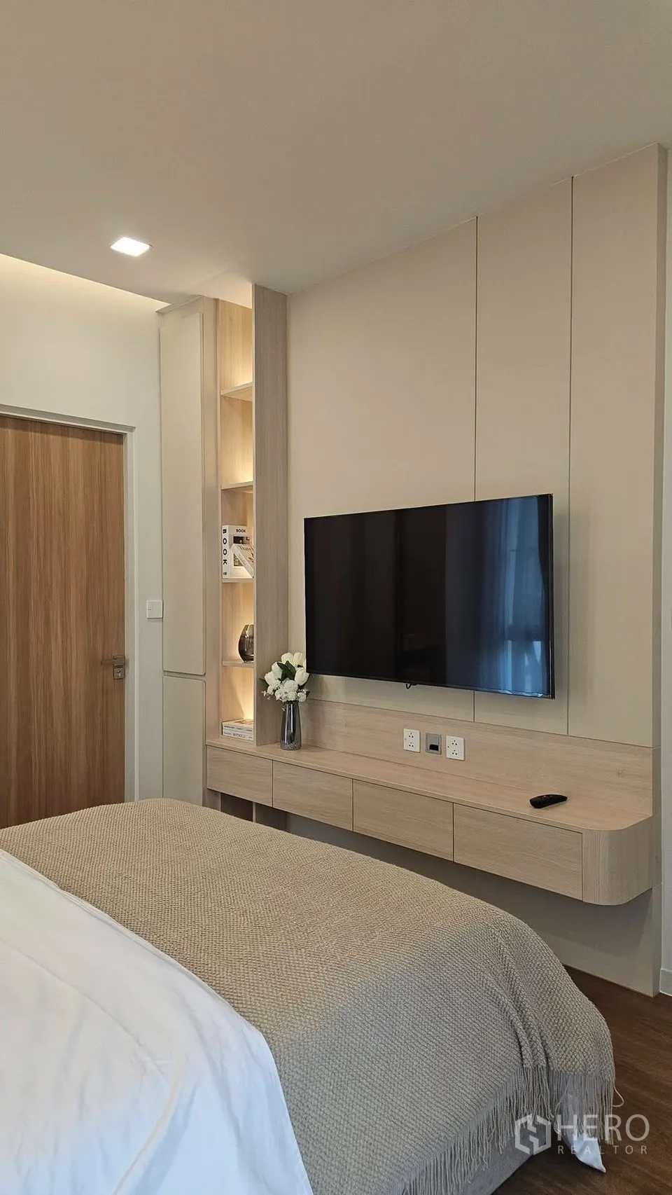 独栋房屋 for rent in Bang Phli, Samut Prakan - 卧室墙面装有电视，台面为悬浮式并配展示层架。