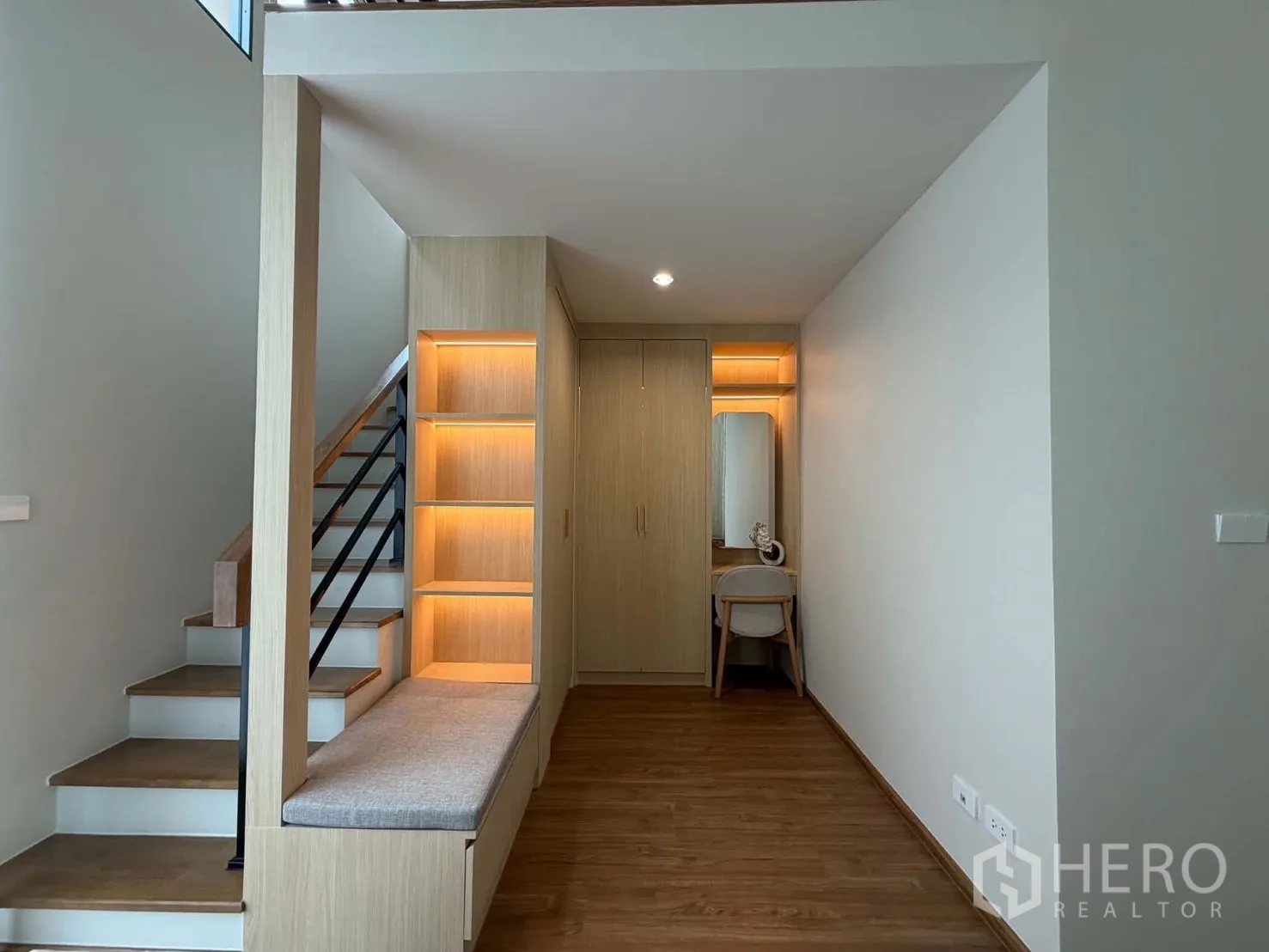 ทาวน์เฮาส์ for rent in Bang Phli, Samut Prakan - โถงบันไดพร้อมที่นั่งบิลท์อิน ชั้นวางไฟส่อง และมุมโต๊ะเครื่องแป้ง
