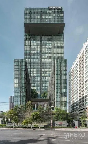 公寓 出售在Ratchathewi, Bangkok - 拉差贴威现代玻璃高层共管公寓外观。