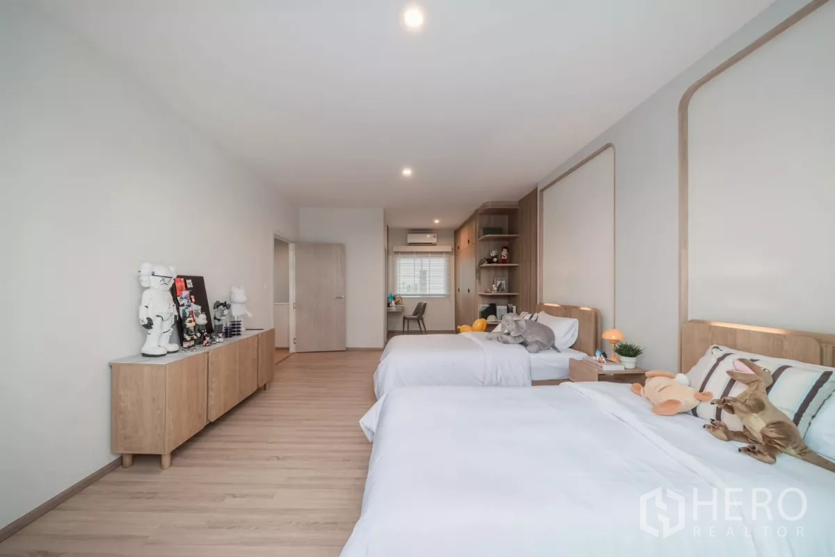 Detached House for rent in Saphan Sung, Bangkok - Twin bedroom perspective toward study desk and storage cabinets.