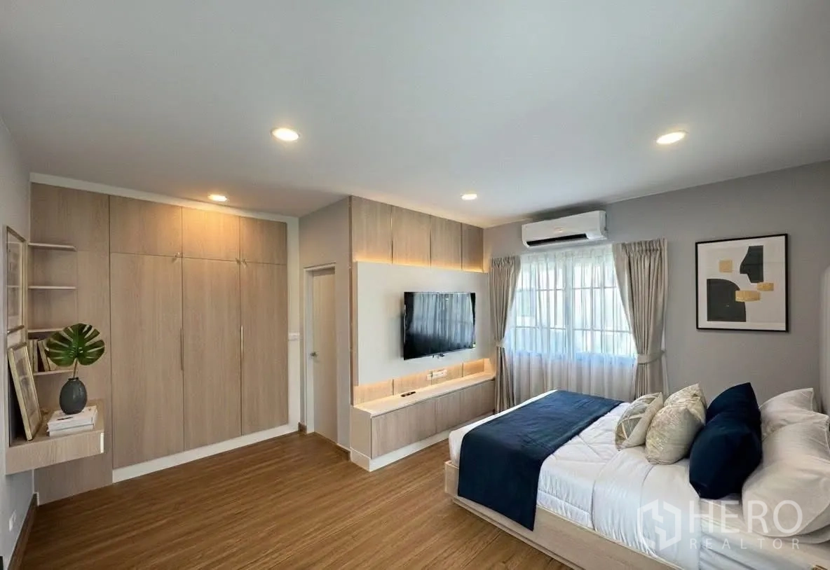 บ้าน for rent in Bang Phli, Samut Prakan - ห้องนอนหลักกว้าง มีผนังทีวี ตู้บิลท์อิน เครื่องปรับอากาศ และเตียงใหญ่