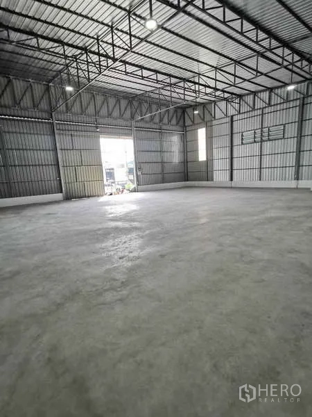 Warehouse for rent in Prawet, Bangkok - Open-plan warehouse with natural light entering through the main door.