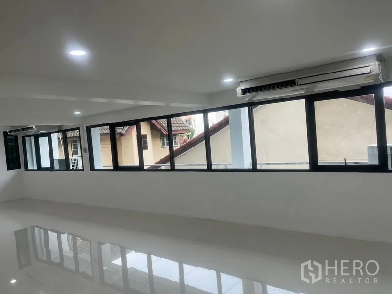 带办公室的家 出租或出售在Wang Thonglang, Bangkok - 细长工作间，设窗与壁挂空调