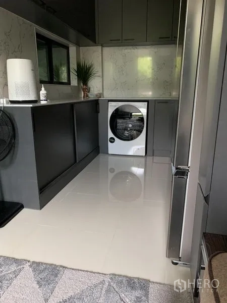带办公室的家 出租在Saphan Sung, Bangkok - 时尚备餐与洗衣区，灰色橱柜台面及前开式洗衣机。