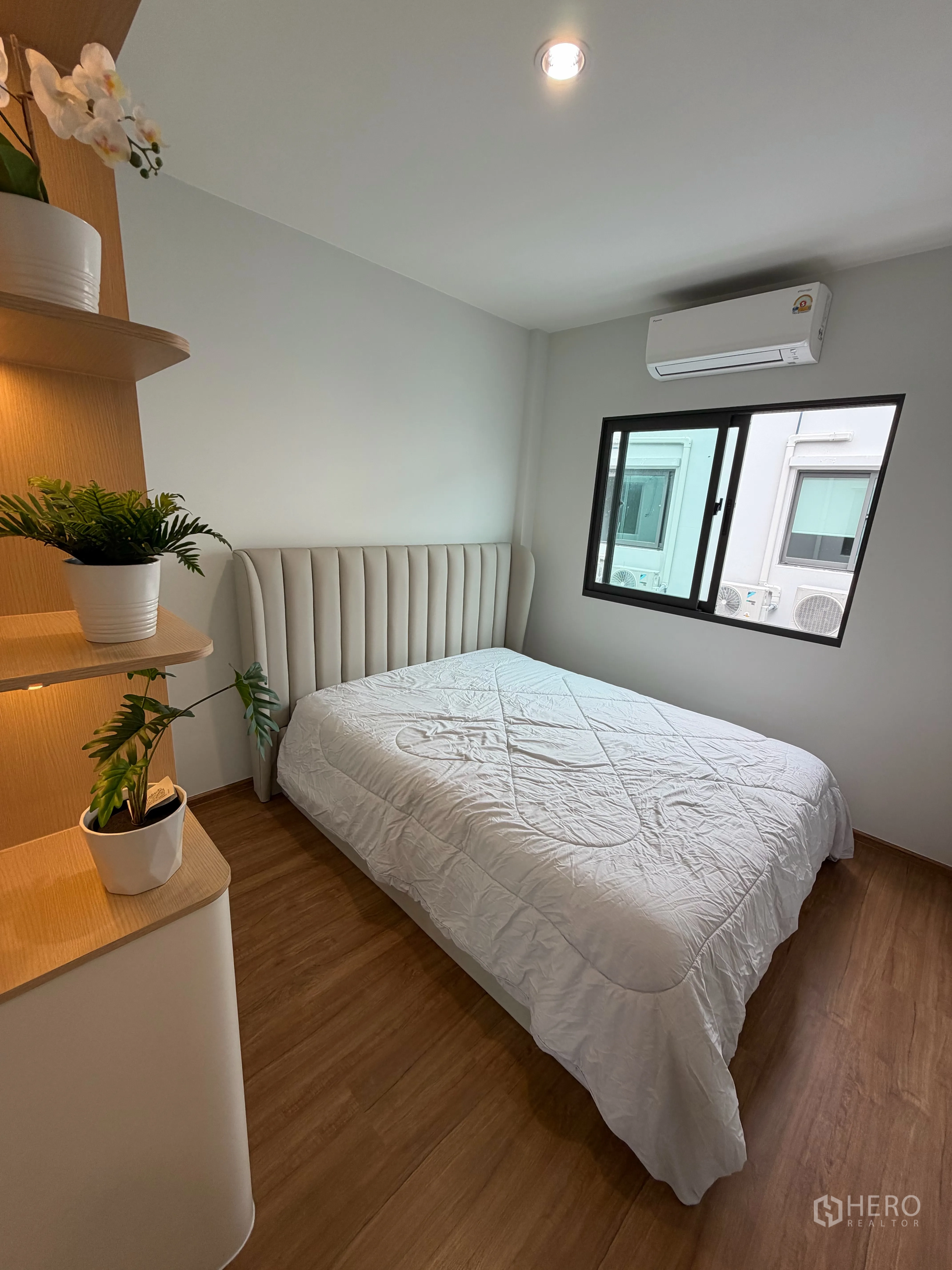 ทาวน์เฮาส์ for rent in Bang Phli, Samut Prakan - ห้องนอนอบอุ่นพร้อมเตียง หน้าต่าง และเครื่องปรับอากาศ