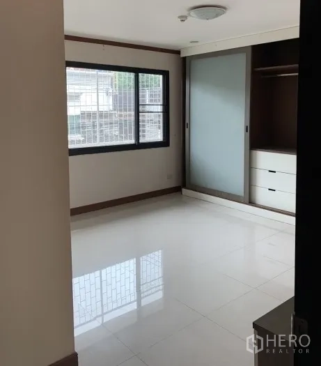 สำนักงานที่บ้าน ให้เช่า - ห้องรองพร้อมตู้เสื้อบประตูเลื่อนและหน้าต่าง เหมาะเป็นห้องพนักงานหรือเก็บของ