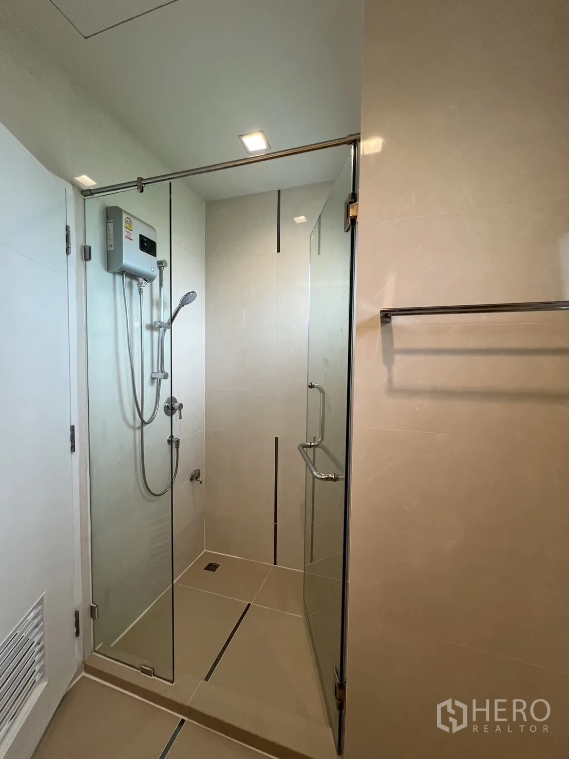 Detached House for rent in Bang Kapi, Bangkok - Glass-enclosed shower with water heater and chrome fixtures.