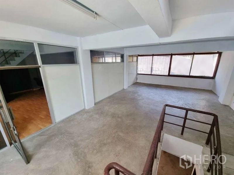 Office Space for rent in Din Daeng, Bangkok - Bright upper level with stair access, large windows and partitioned rooms ready to fit out as offices.