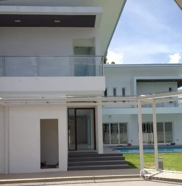 บ้าน ให้เช่าในSuan Luang, Bangkok - บ้านเดี่ยวสองชั้นสมัยใหม่ ระเบียงกระจก ขั้นบันได และทางเดินมีหลังคา ข้างสนามหญ้า