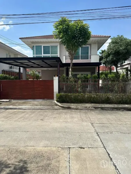 บ้าน ให้เช่าหรือขายในBang Phli, Samut Prakan - บ้านเดี่ยวสองชั้นในบางพลี พร้อมรั้วรอบและโรงจอดรถมีหลังคา.