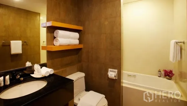 คอนโด ให้เช่าในWatthana, Bangkok - ห้องน้ำโทนอบอุ่น พร้อมอ่างอาบน้ำ เคาน์เตอร์ท็อปหินสีดำ และชั้นวางผ้าขนหนูลอย