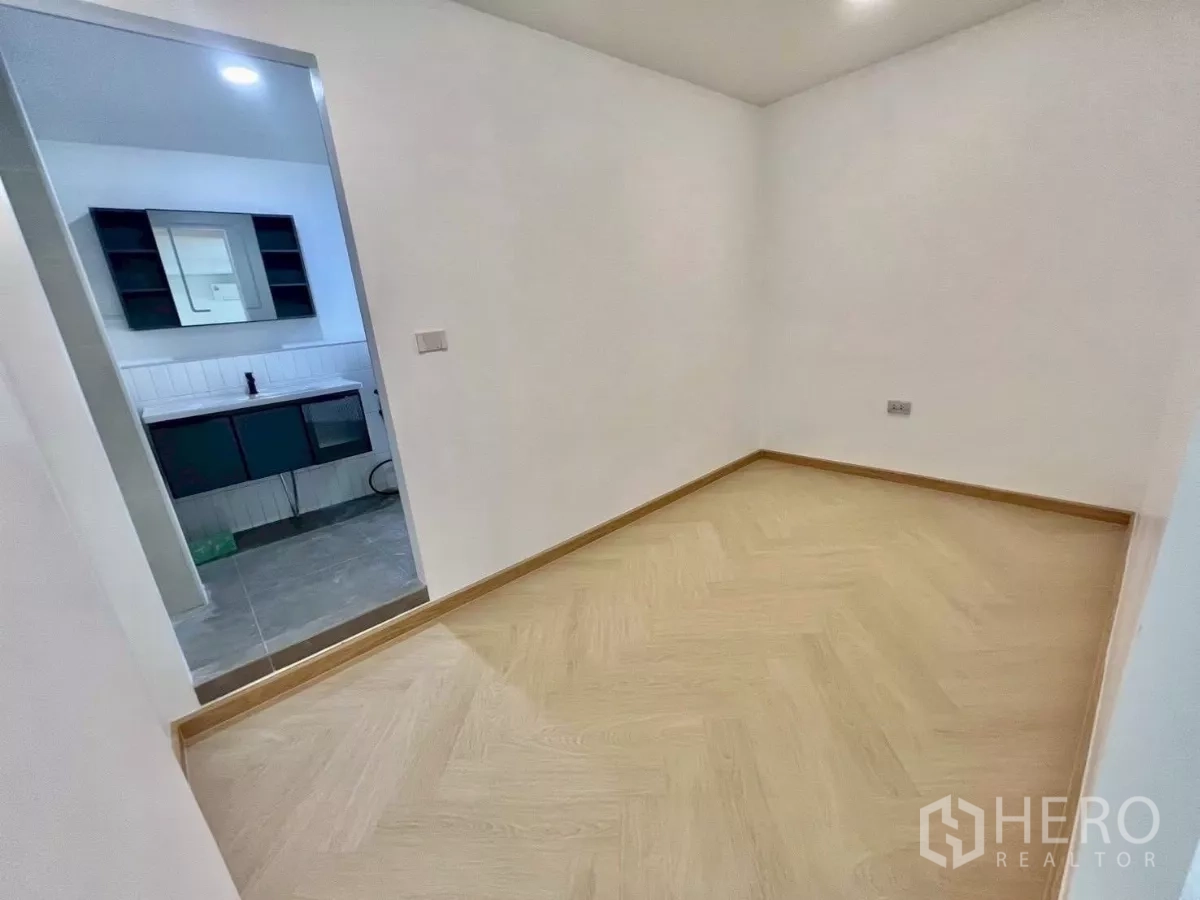 บ้าน ขายในPrawet, Bangkok - ห้องอเนกประสงค์ขนาดกะทัดรัด พื้นลายก้างปลา ติดกับห้องน้ำสมัยใหม่