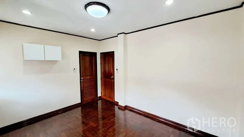 联排别墅 出租在Watthana, Bangkok - 卧室，实木地板，两扇门与吸顶灯