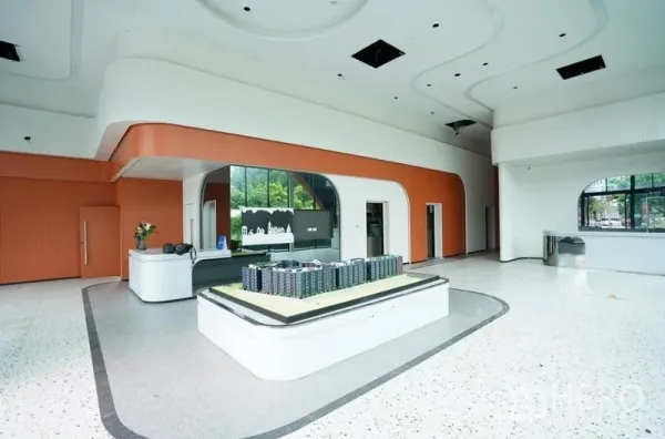 Standalone for rent in Bang Na, Bangkok - Spacious showroom hall with curved ceiling and a central display platform.