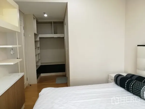 Condominium for rent in Ratchathewi, Bangkok - Bedroom view toward a walk‑in closet with open shelving and built‑in storage.