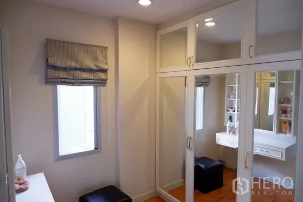 Detached House for sale in Saphan Sung, Bangkok - Walk-in wardrobe with mirrored built-in cabinets and a dressing nook.