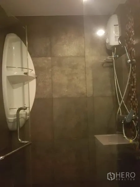 公寓 出租在Khlong Toei, Bangkok - 瓷砖浴室，玻璃干湿分离淋浴区与热水器