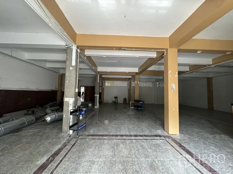 Retail Space for rent in Bang Rak, Bangkok - Wide columned space with shiny stone floor and ceiling strip lighting.