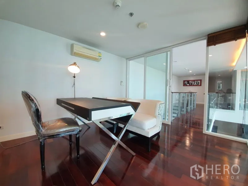 公寓 出租在Ratchathewi, Bangkok - 夹层书房一隅，书桌与椅子，玻璃隔断与木地板。