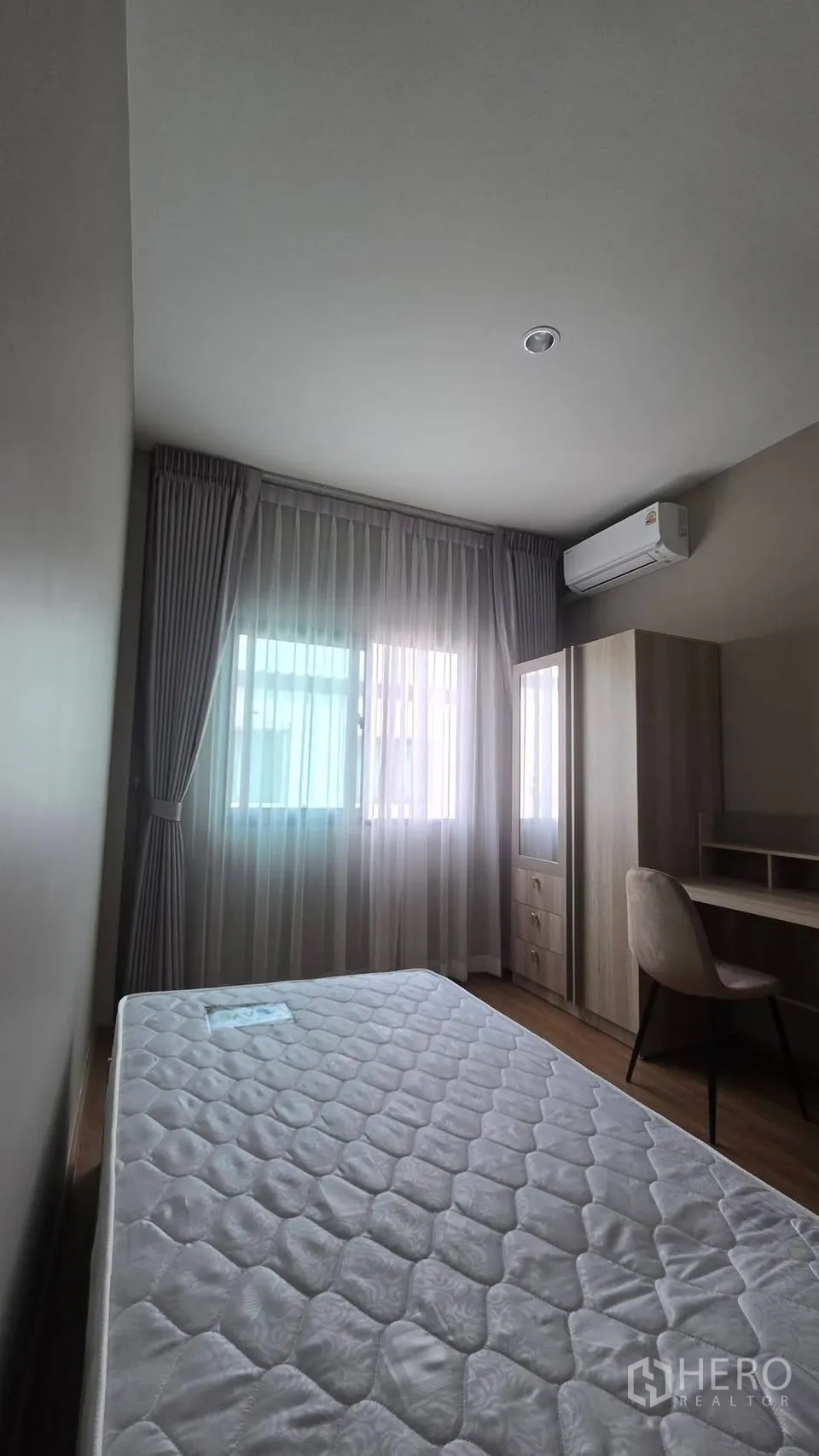 ทาวน์เฮาส์ for rent in Bang Phli, Samut Prakan - ห้องนอนอบอุ่นพร้อมเตียง ตู้เสื้อผ้า โต๊ะทำงาน และแอร์