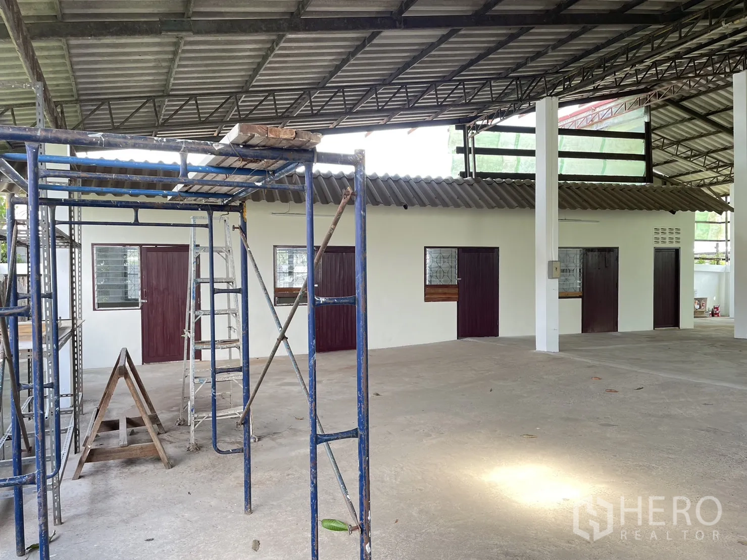 工厂 出租或出售在Pathum Thani - 脚手架与维修区，对面是一排门窗。