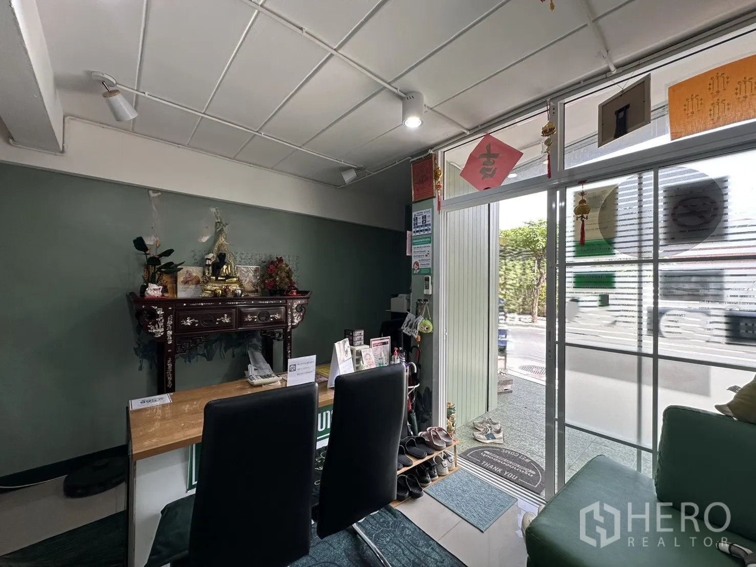 Shophouse for rent in Phra Khanong, Bangkok - Ground-floor reception with desk and glass entrance doors.